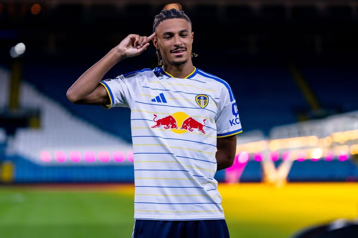 Journaliste : Bahoya a du mal à trouver sa place à Leeds, le prodige à 30 M€ doit attendre patiemment son heure