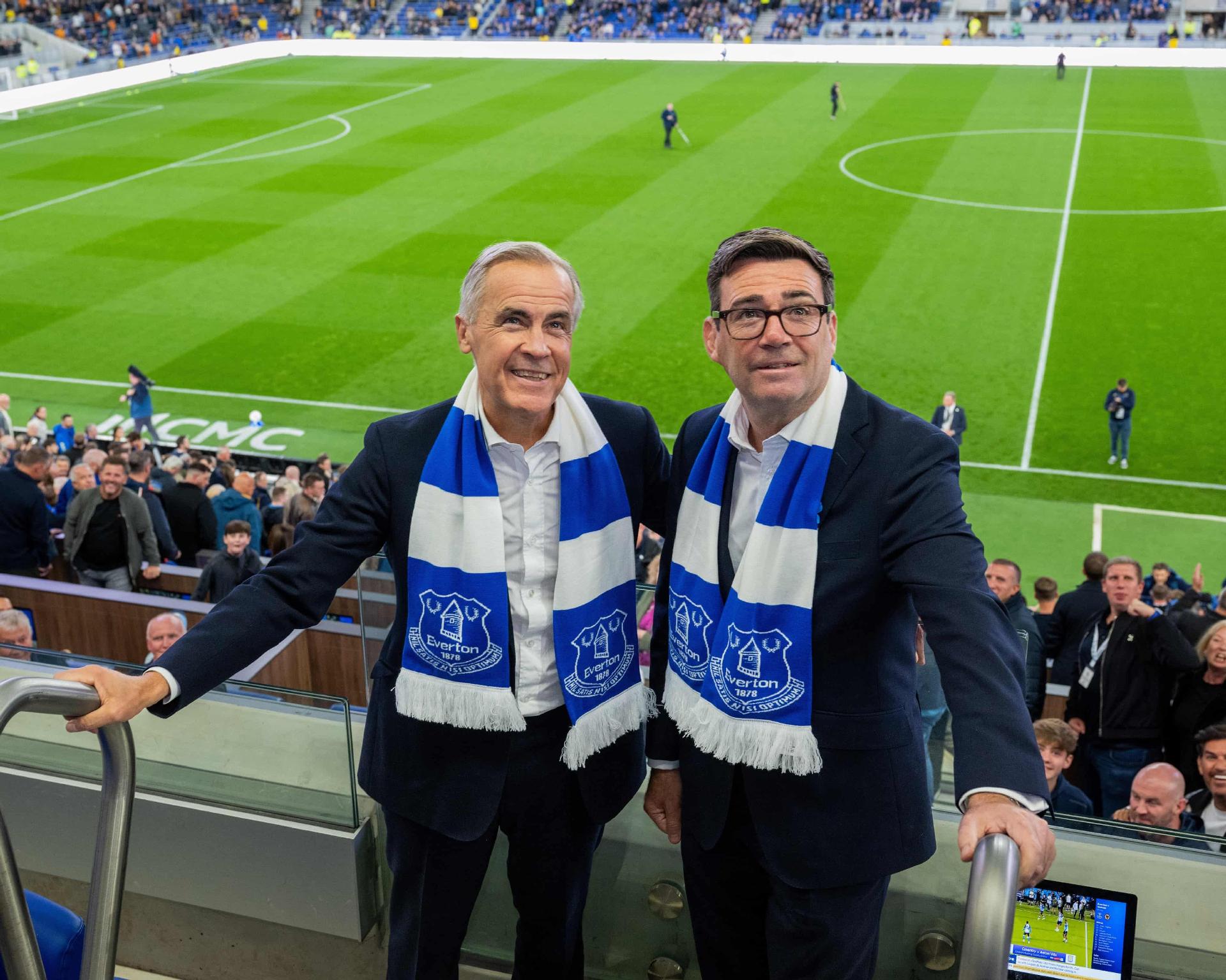 El Primer Ministro del Reino Unido, Andy Burnham: Es injusto prohibir el consumo de alcohol a los aficionados al fútbol en las gradas; hay razones para eliminar esta discriminación