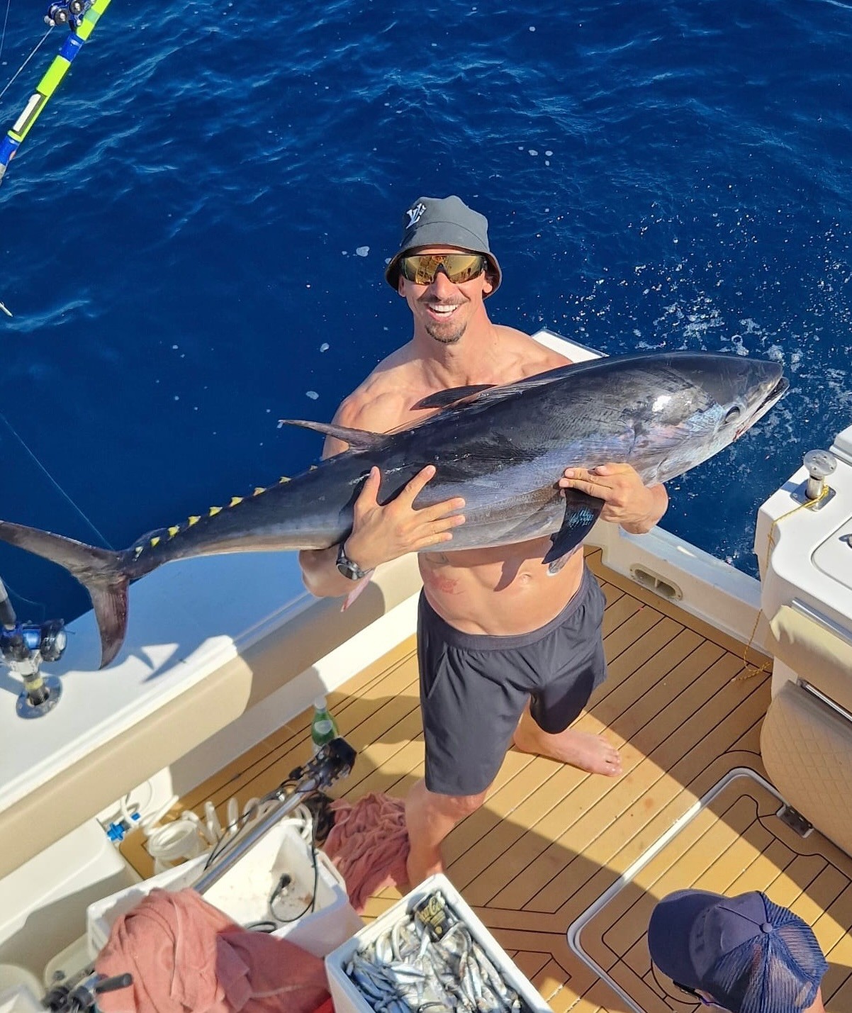 Ibrahimović cattura e rilascia un gigantesco tonno in mare