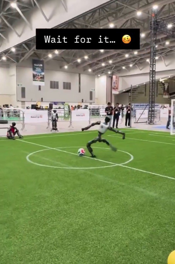 The Sun: Un robot futbolista se cae de bruces al intentar chutar, y los aficionados bromean con que el Tottenham pagaría 100 millones de libras por él