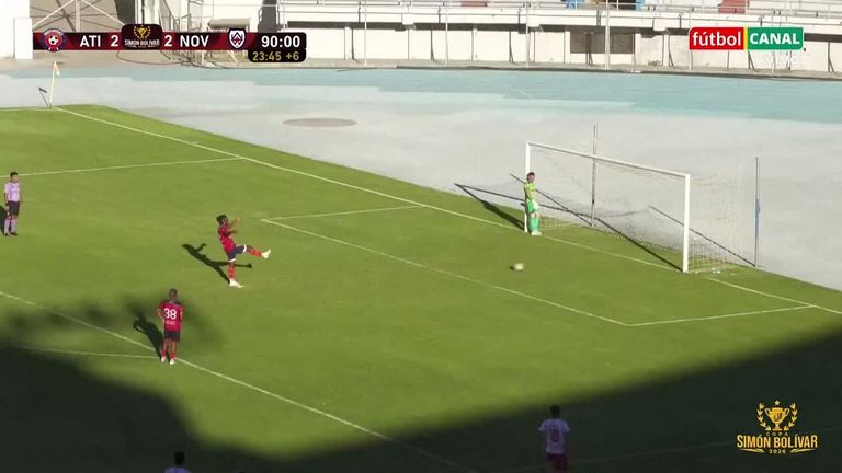Bolivian second division goalkeeper deliberately concedes penalty in protest; referee suspended