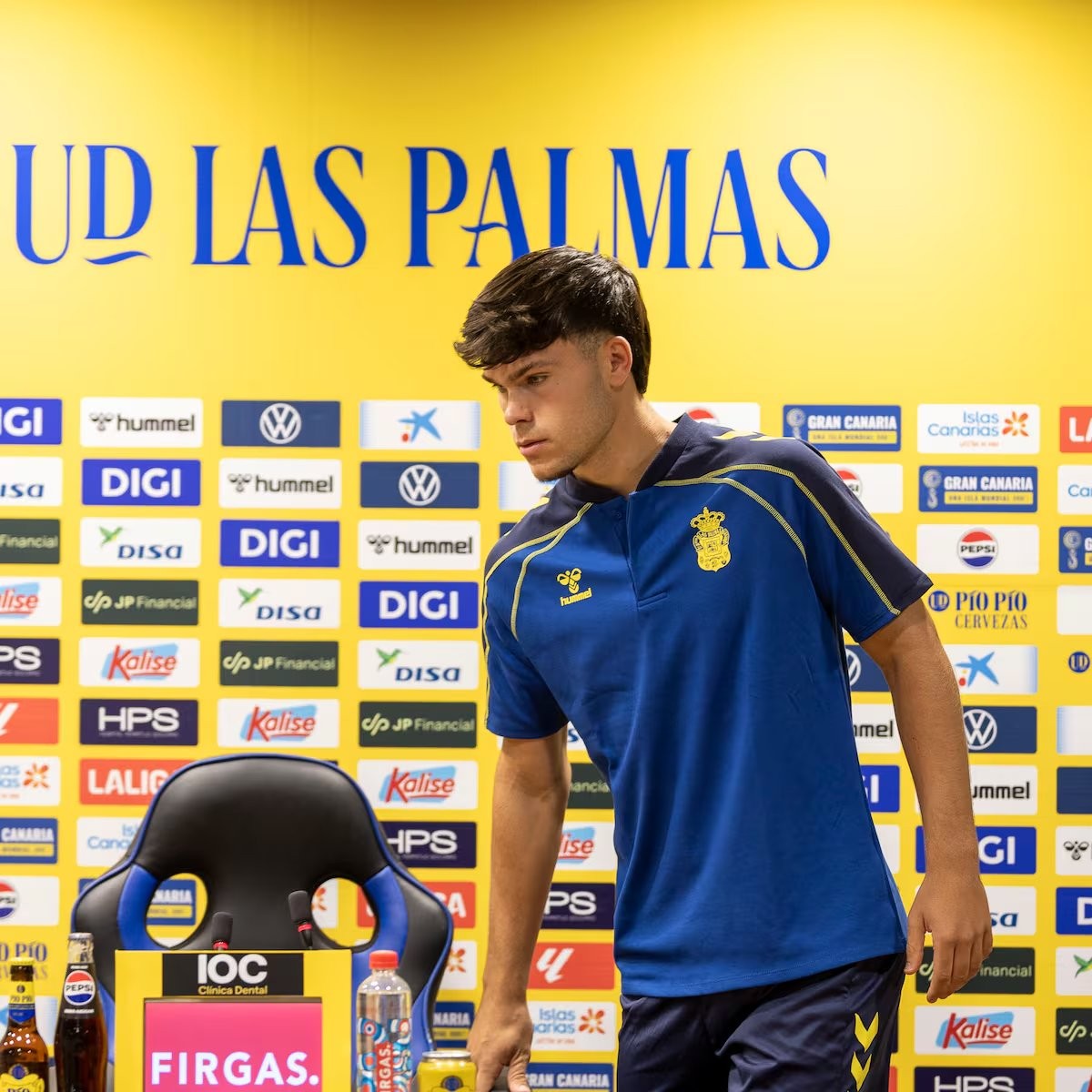 Iñaki, entre Kirian y Jonathan Viera