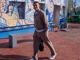 意媒：劳塔罗以一身运动又不失优雅的造型现身阿足协训练中心