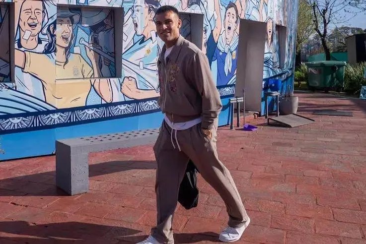 Truyền thông Italia: Lautaro xuất hiện tại trung tâm huấn luyện của Liên đoàn bóng đá Argentina với phong cách thể thao nhưng tinh tế