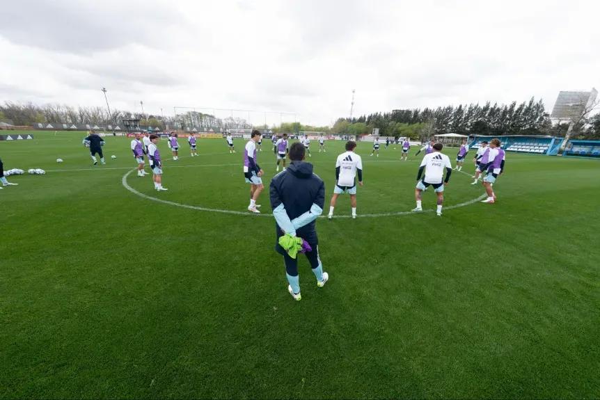 TyC: Scaloni sperimenta in allenamento, Medina terzino sinistro e Mastantuono ala destra