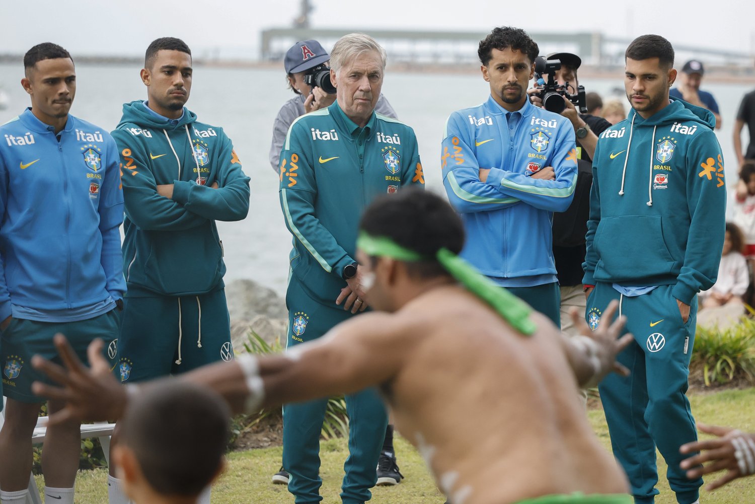 Globo Esporte: La selección de Brasil llega a Australia para una ceremonia tradicional de purificación indígena