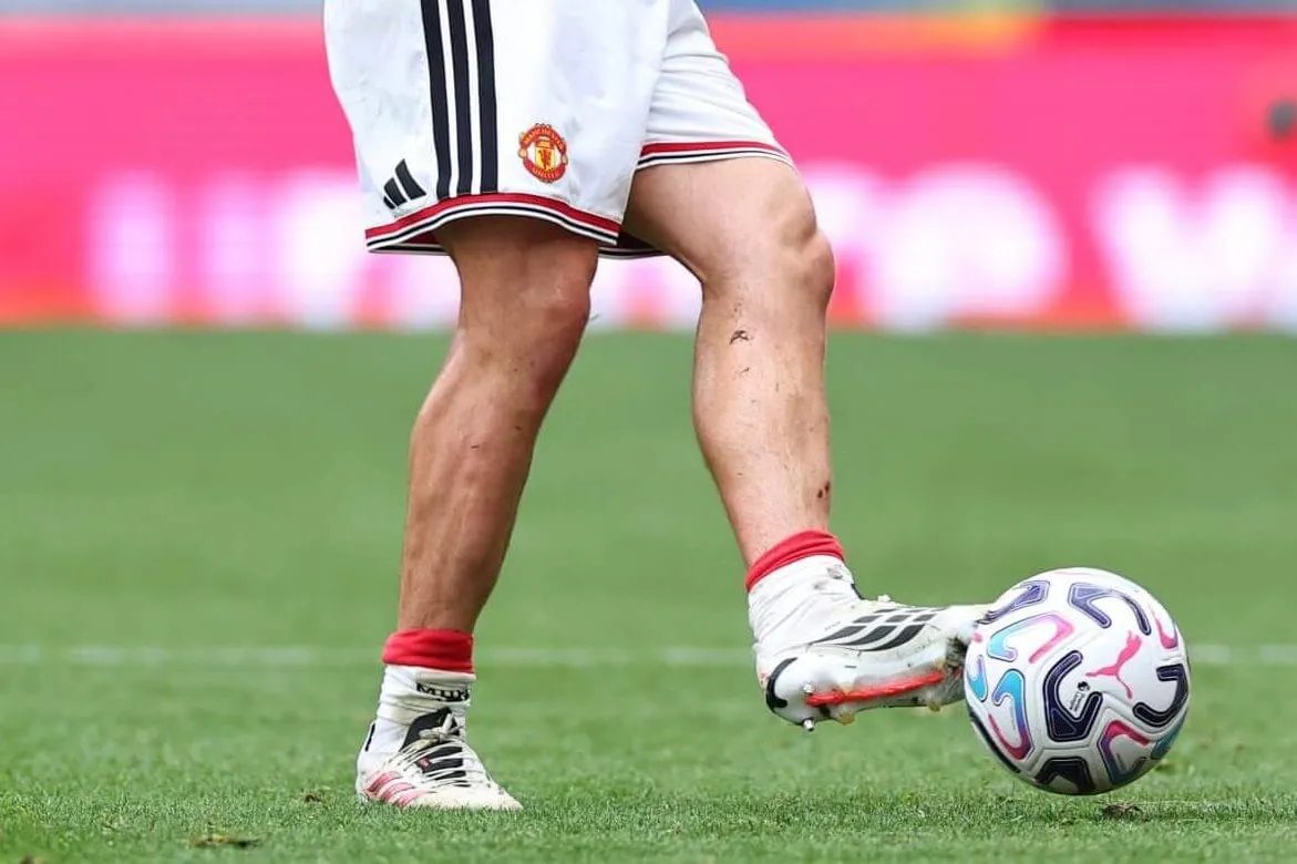 The Athletic spiega perché i giocatori della Premier League preferiscono parastinchi piccoli: comfort e abitudine le ragioni chiave