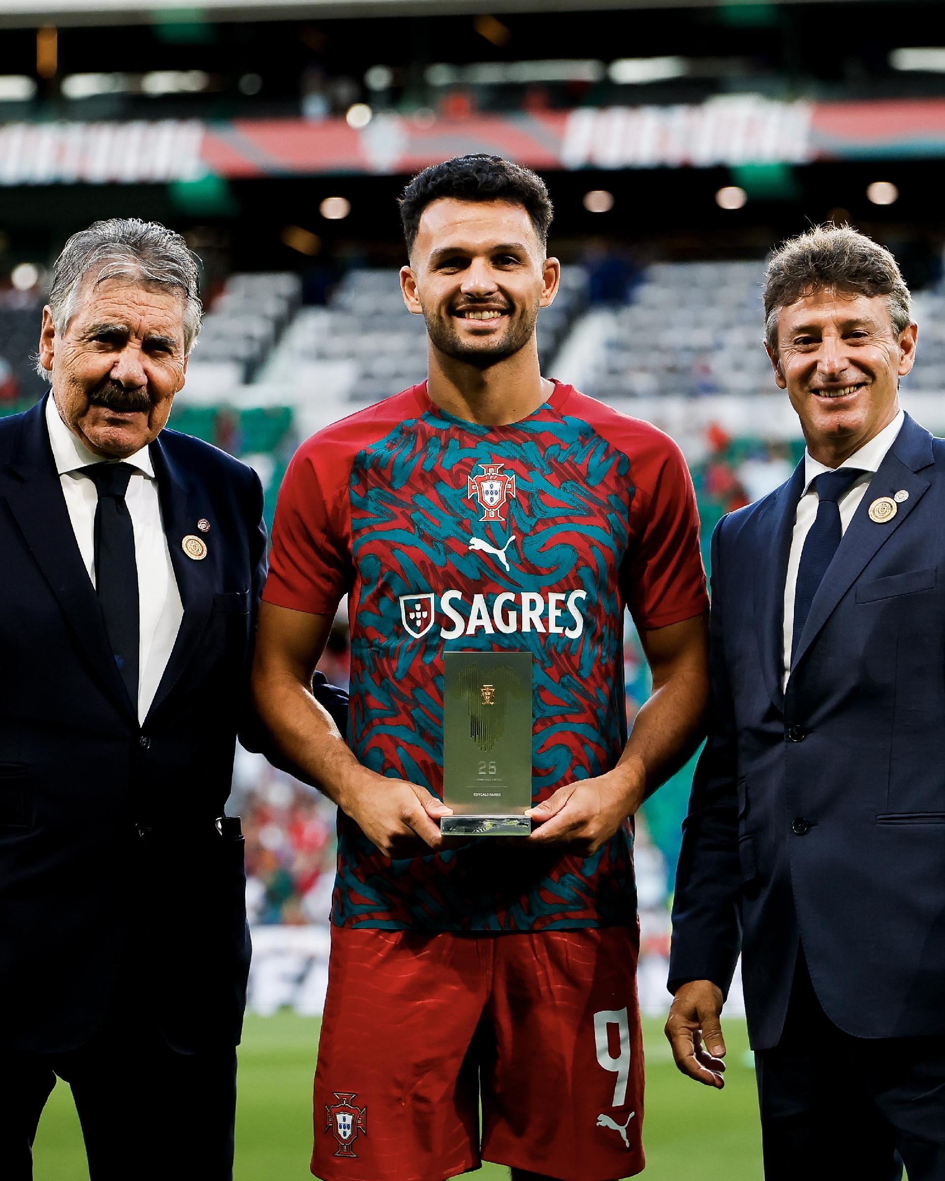 Gonçalo Ramos reçoit un trophée commémoratif de la Fédération pour ses 25 sélections avec le Portugal