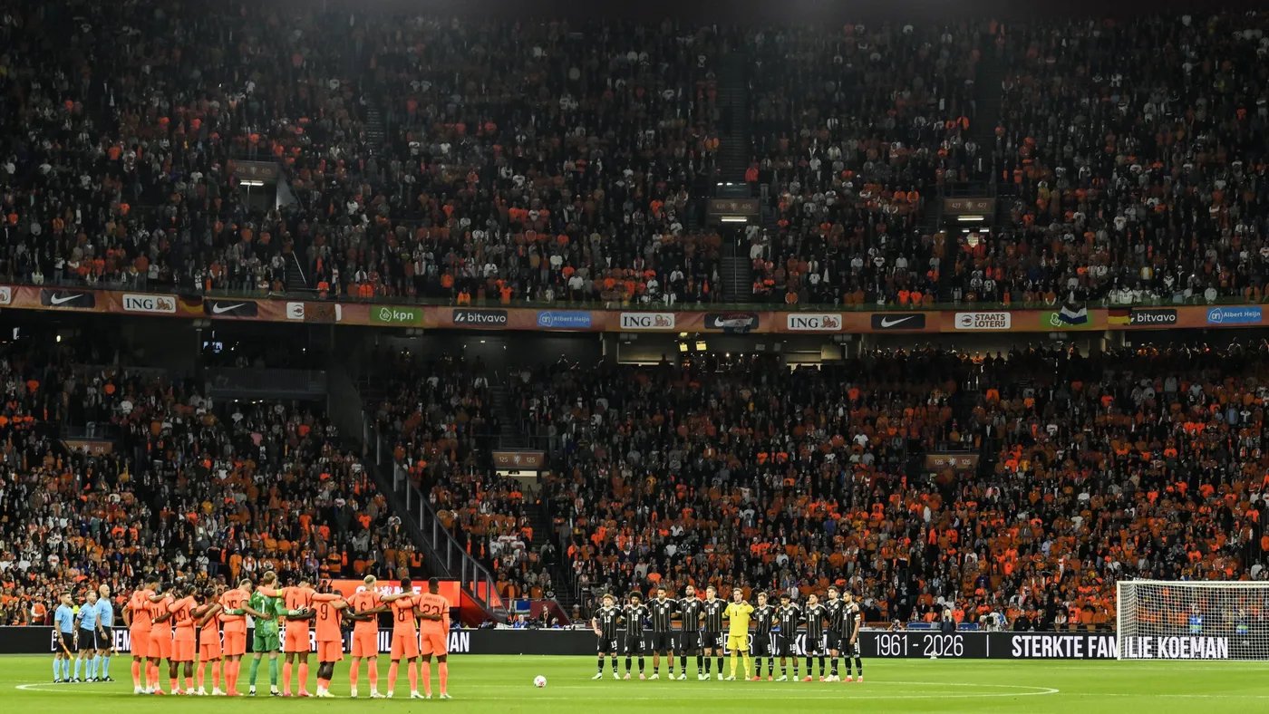 Fan hát yodel làm gián đoạn phút mặc niệm vợ Koeman trong trận Hà Lan đấu Đức, cư dân mạng phẫn nộ: "Thật quá đáng"