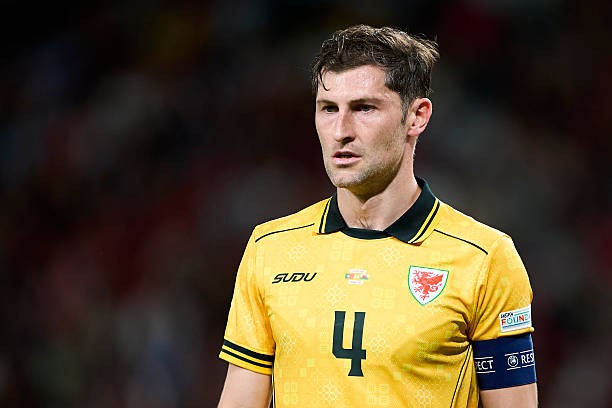 Ben Davies: Cristiano Ronaldo é um dos melhores jogadores do mundo, dar-lhe espaço torna-o muito perigoso