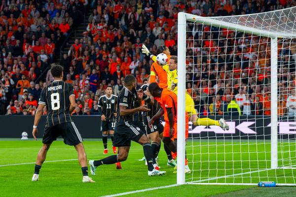 Van Dijk đánh đầu bị từ chối, Matthäus: Đức may mắn với quyết định này