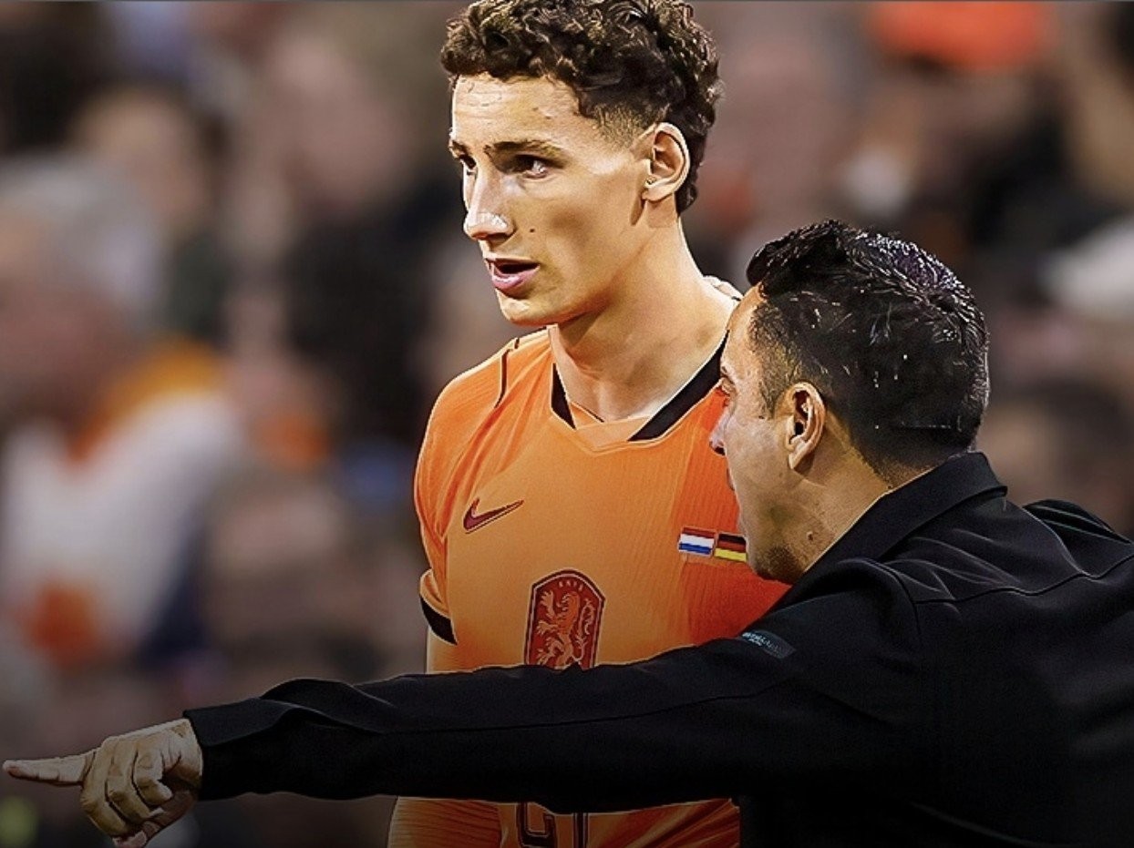 Duyên nợ: Xavi giúp con trai Van Bommel ra mắt tuyển Hà Lan, từng là đồng đội và đối thủ của cha cậu