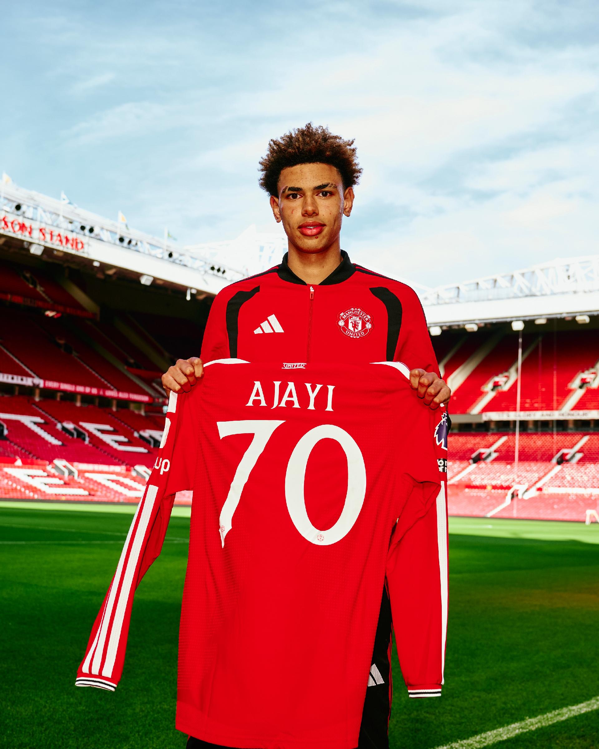 Oficial: Noah Adjei assina contrato profissional de longo prazo com o Manchester United