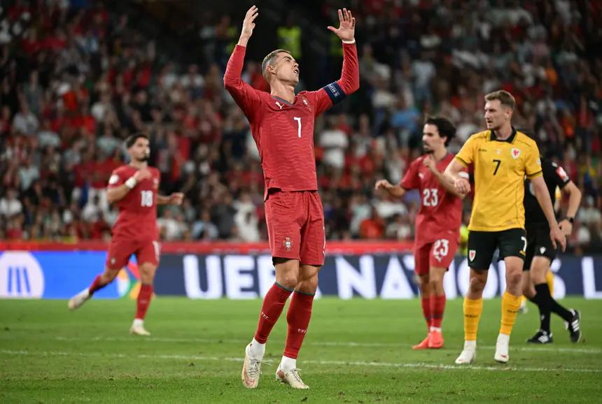 A Bola: Sân nhà Bồ Đào Nha có mặt cỏ kém chất lượng, cả Cristiano Ronaldo cũng không hài lòng