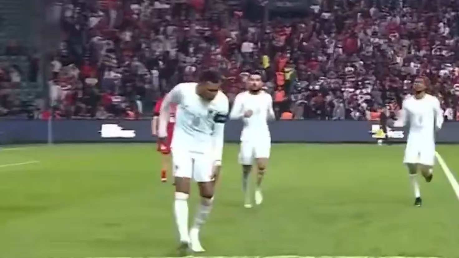 Saltan las alarmas: el momento en el que Mbappé se lesiona al firmar el primer gol de la era Zidane