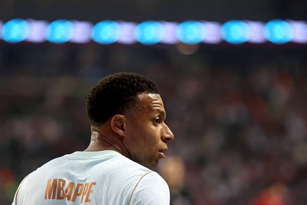 Mbappé marca su duodécimo gol con Francia en 2024, igualando su récord anual