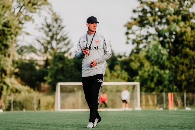 Bild: Treinador do sub-17 do Frankfurt retorna após seis meses de luta contra o câncer e comanda primeiro treino esta semana