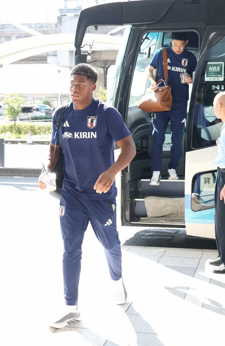 Mídia japonesa: Zion Suzuki retorna aos treinos com a seleção após lesão e espera recuperação total em breve