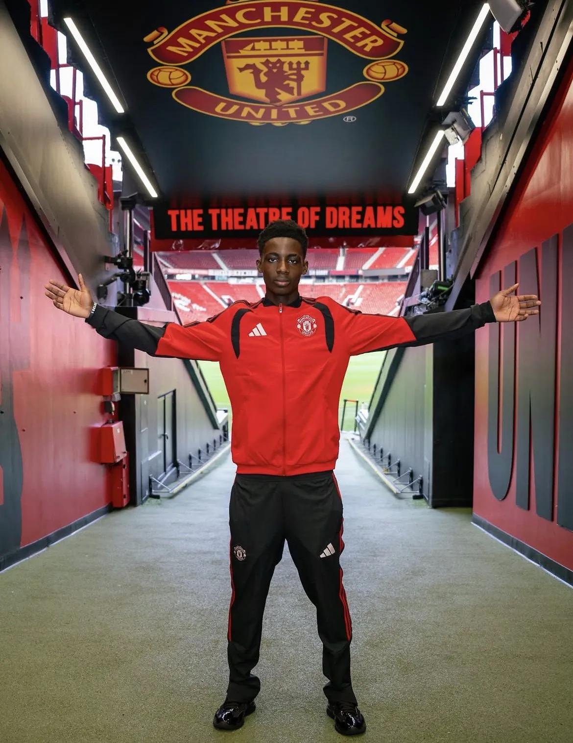 Offiziell: Der 16-jährige Manchester City U19-Spieler Divine Ize wechselt zu Manchester United