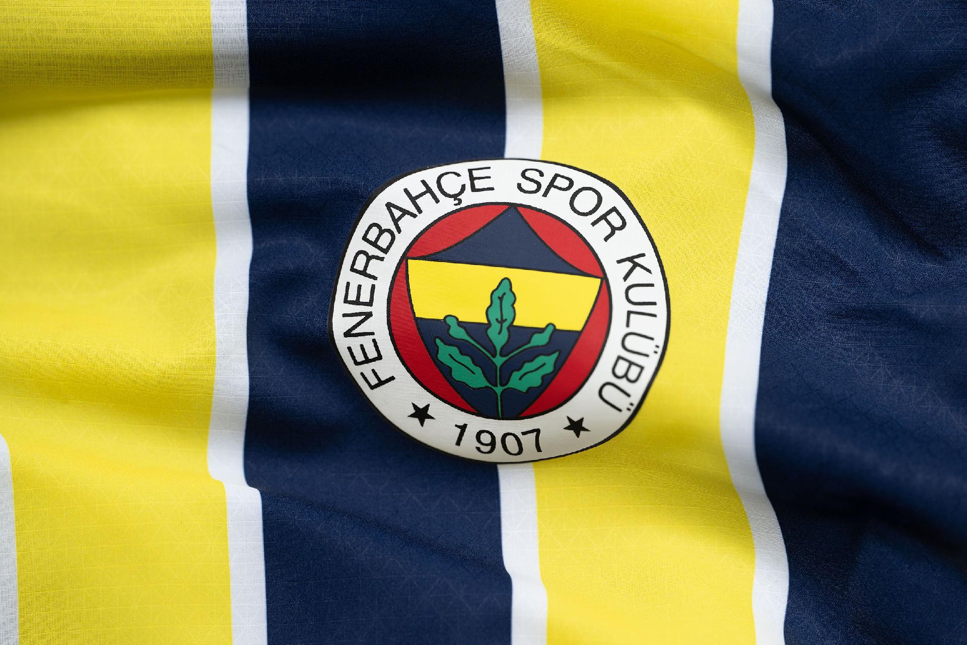 Repórter: Fenerbahçe proibido de registrar jogadores por três janelas de transferência devido a dívidas não pagas, segundo a FIFA