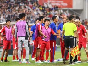 主场哨？日本亚运队进球前疑似先犯规，朝鲜全队向裁判抗议