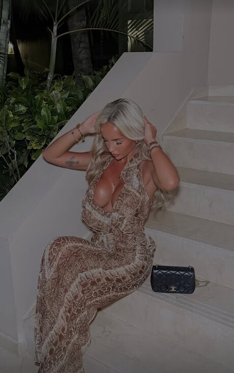 The Sun: La fidanzata di Palmer si mostra in bikini ai Caraibi