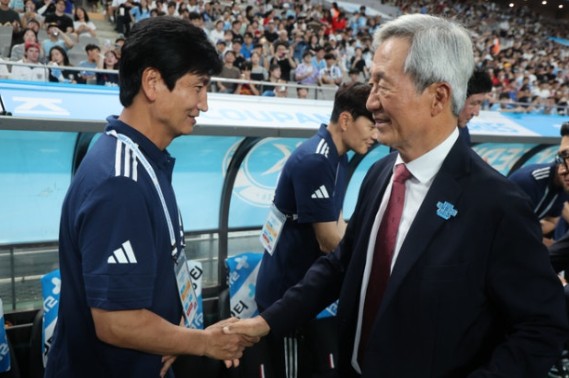 Dukungan untuk Tim, Mantan Ketua Federasi Sepak Bola Korea Chung Mong-joon Menonton Langsung Pertandingan Korea Selatan U-23