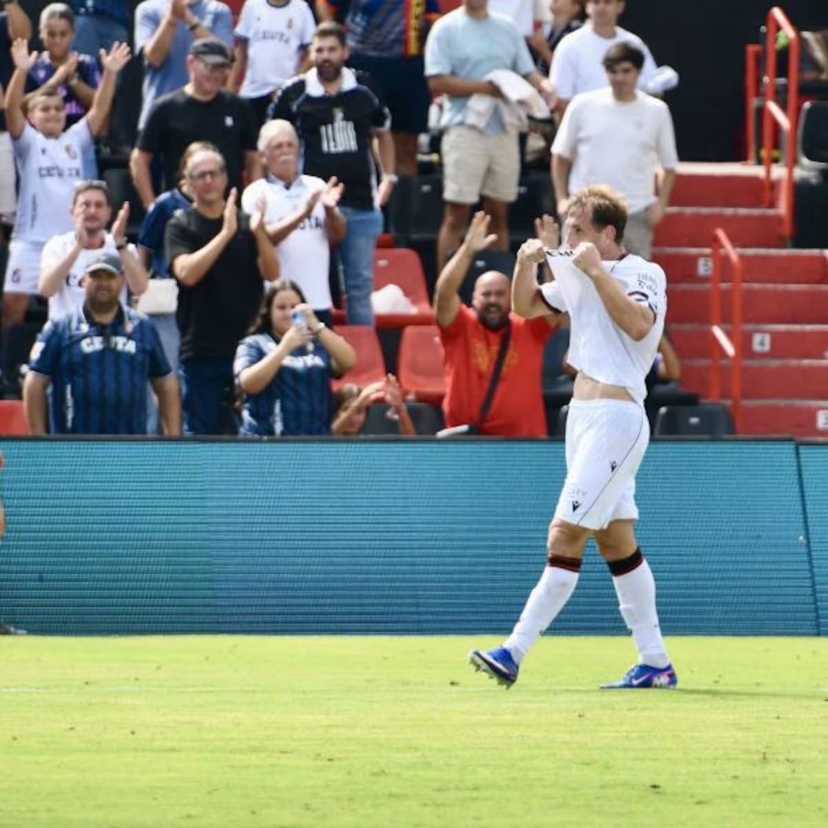 Carlos Hernández cabecea la primera del Ceuta