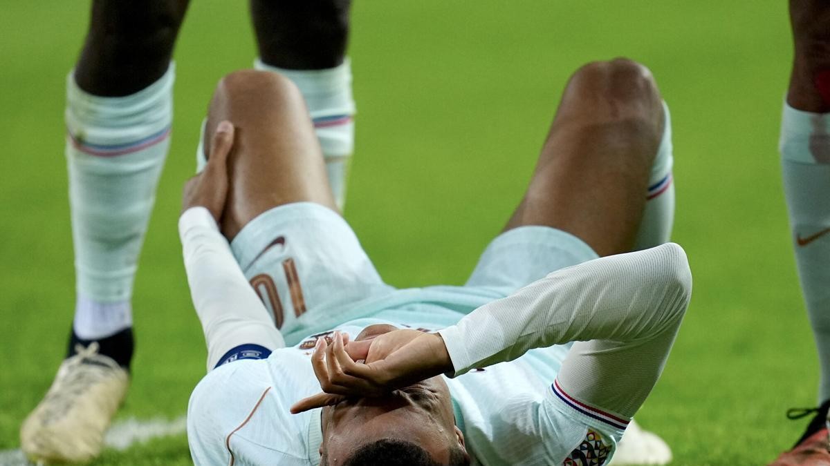 Sport: Mbappe suffers left knee tendon injury, could miss 3-8 weeks & El Clasico