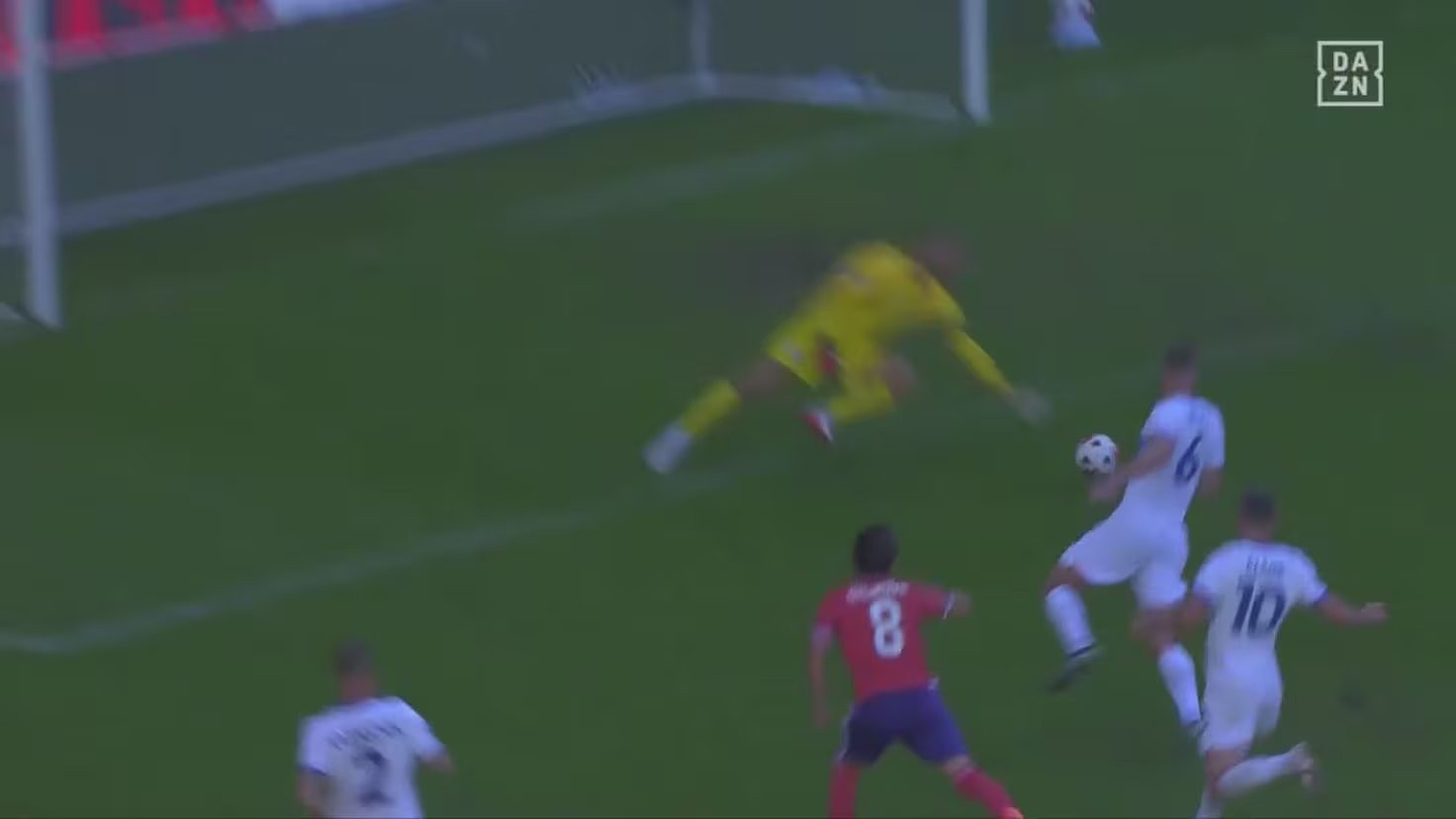 Recital de paradas de Oblak con Eslovenia: tremendo la que saca bajo palos