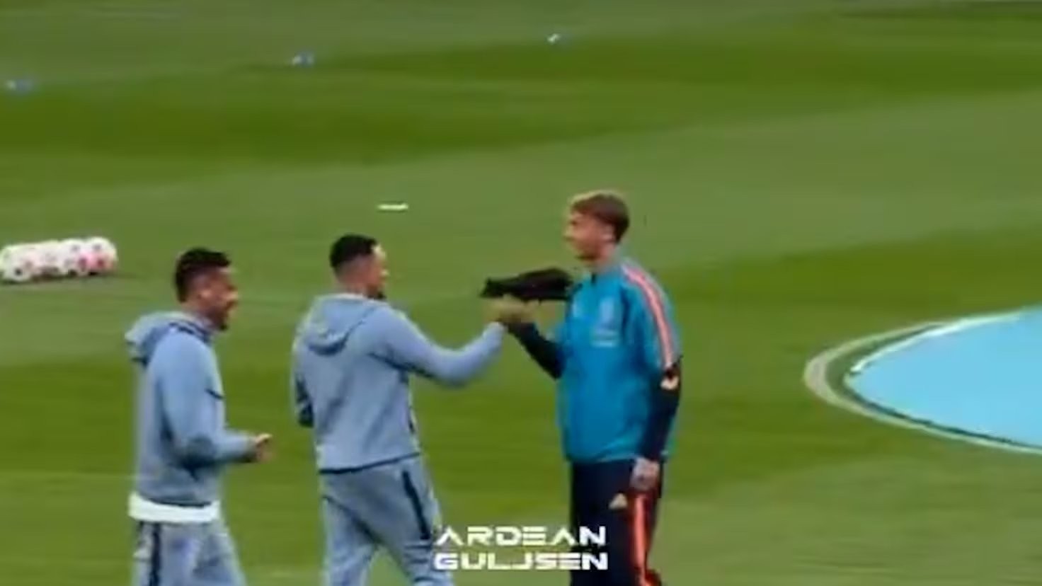 El momento de la previa del Inglaterra-España que enamora al madridismo: vean lo de Huijsen con Trent y Bellin