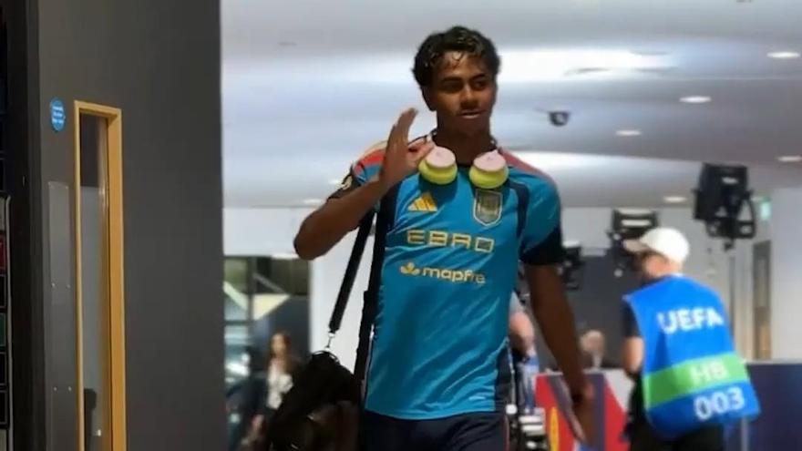Sport: Lamine Yamal saluda con un choque de manos a dos niños que lo esperaban a su llegada al estadio