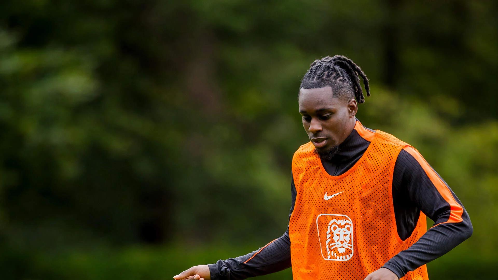 Medios holandeses: Frimpong excluido de la convocatoria para Serbia por la llegada de Zirkzee