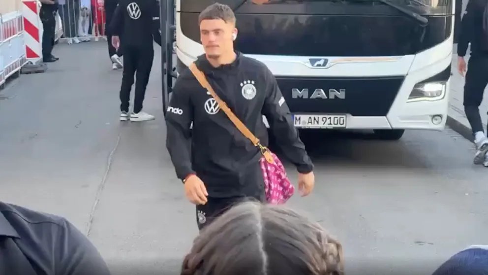 Bild: Florian Wirtz kommt mit rosa Louis-Vuitton-Tasche in Augsburg an, Preis über 10.000 Dollar