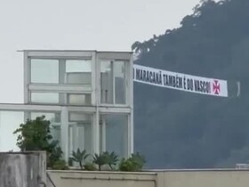 瓦斯科球迷派飞机挂横幅抗议：马拉卡纳球场也是瓦斯科的