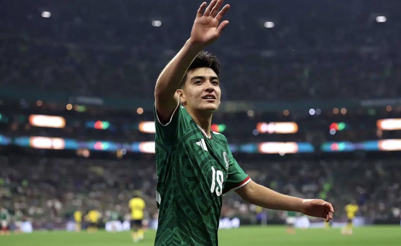 AS: Real Madrid và Barcelona theo dõi tiền vệ tấn công 17 tuổi người Mexico Mora