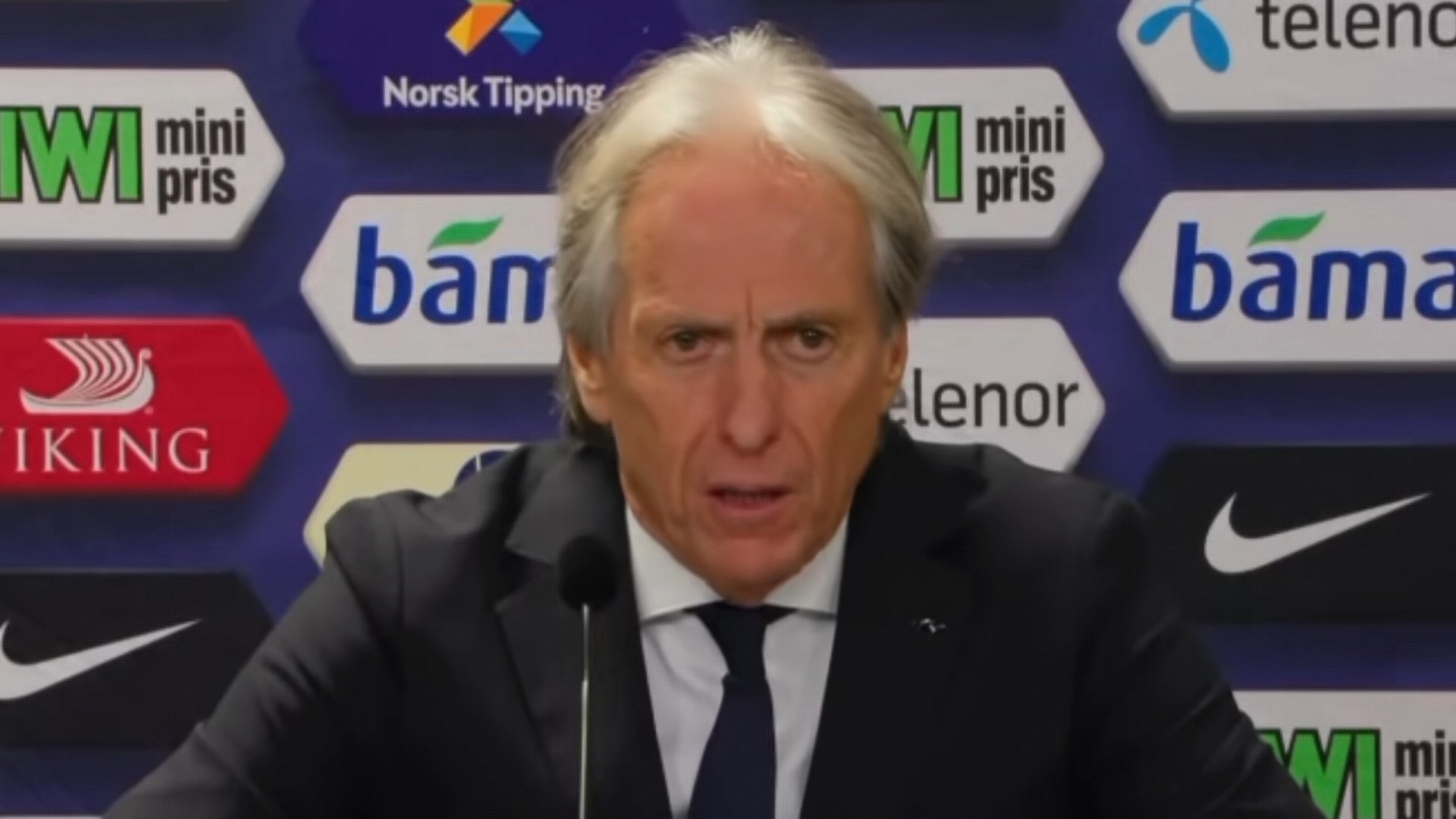 Jorge Jesus: Cristiano Ronaldo không đến cảm ơn người hâm mộ sau trận? Tôi không để ý, phải hỏi chính cậu ấy mới biết