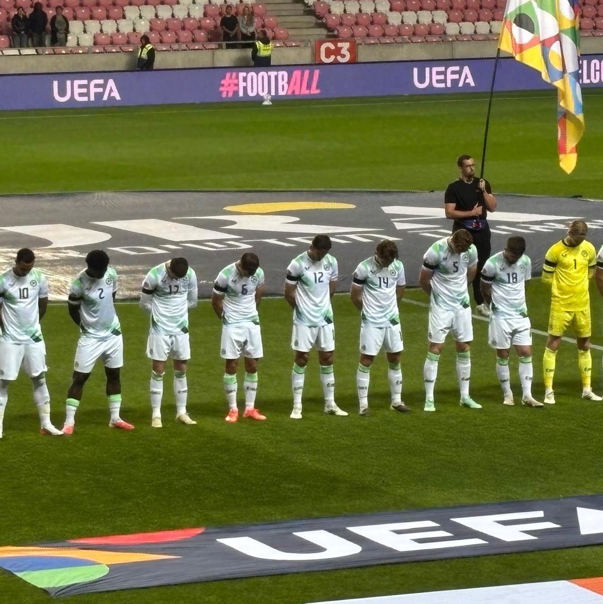 Jugadores de Irlanda portan brazaletes negros, rechazan apretón de manos y bajan la cabeza durante el himno nacional israelí
