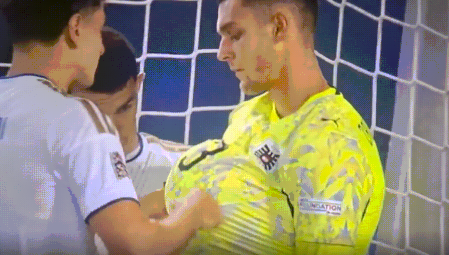 ผู้รักษาประตูออสเตรียซ่อนบอลในเสื้อหลังลูกจุดโทษ โคโซโวพยายามดึงแต่ถูกห้ามปราม
