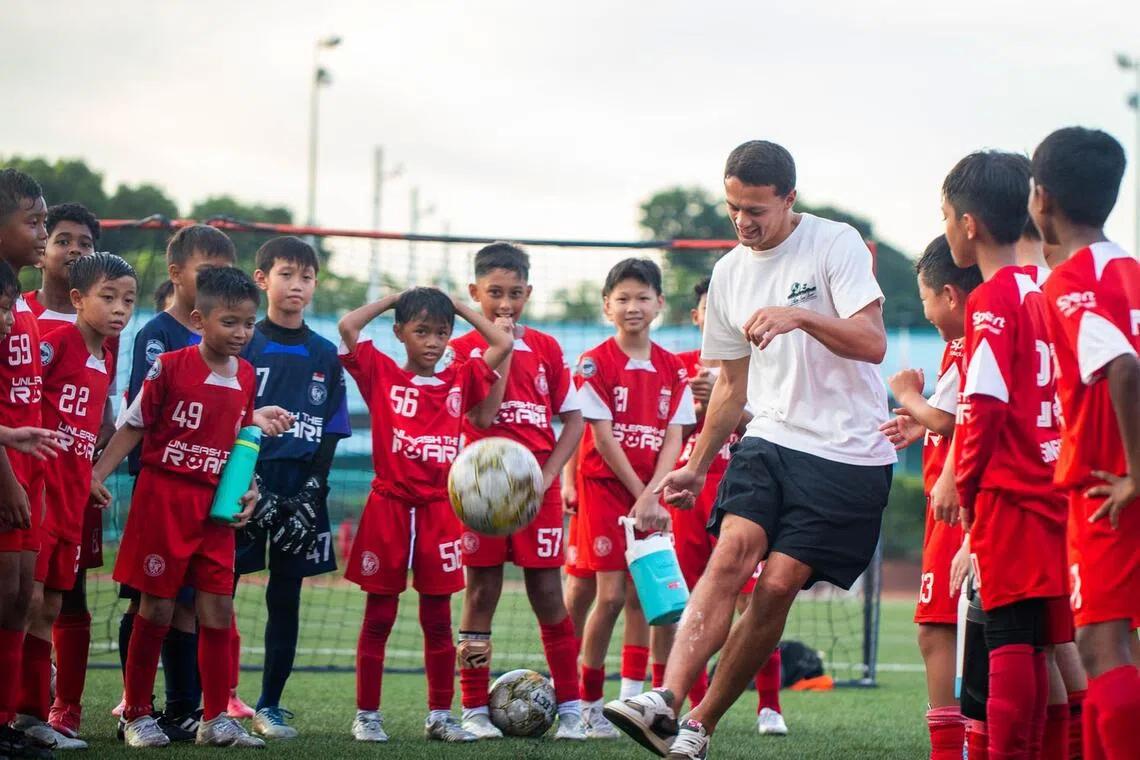 Offiziell: Singapur naturalisiert Cardiff-City-Verteidiger Huang Tianxi aufgrund familiärer Wurzeln