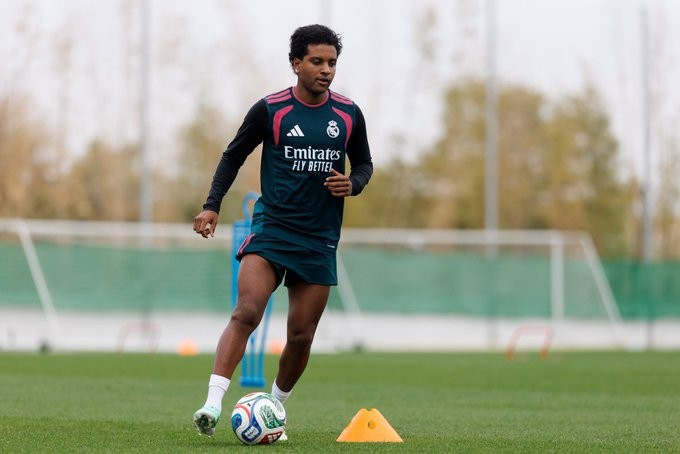 Rodrygo torna ad allenarsi con il pallone, lavorando per il rientro