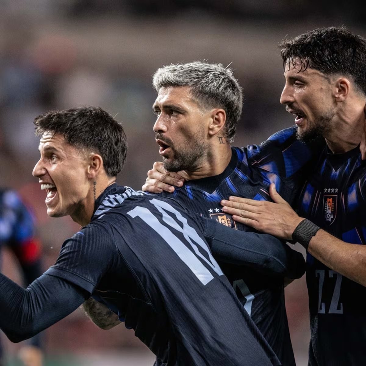 Forlán resucita a Uruguay