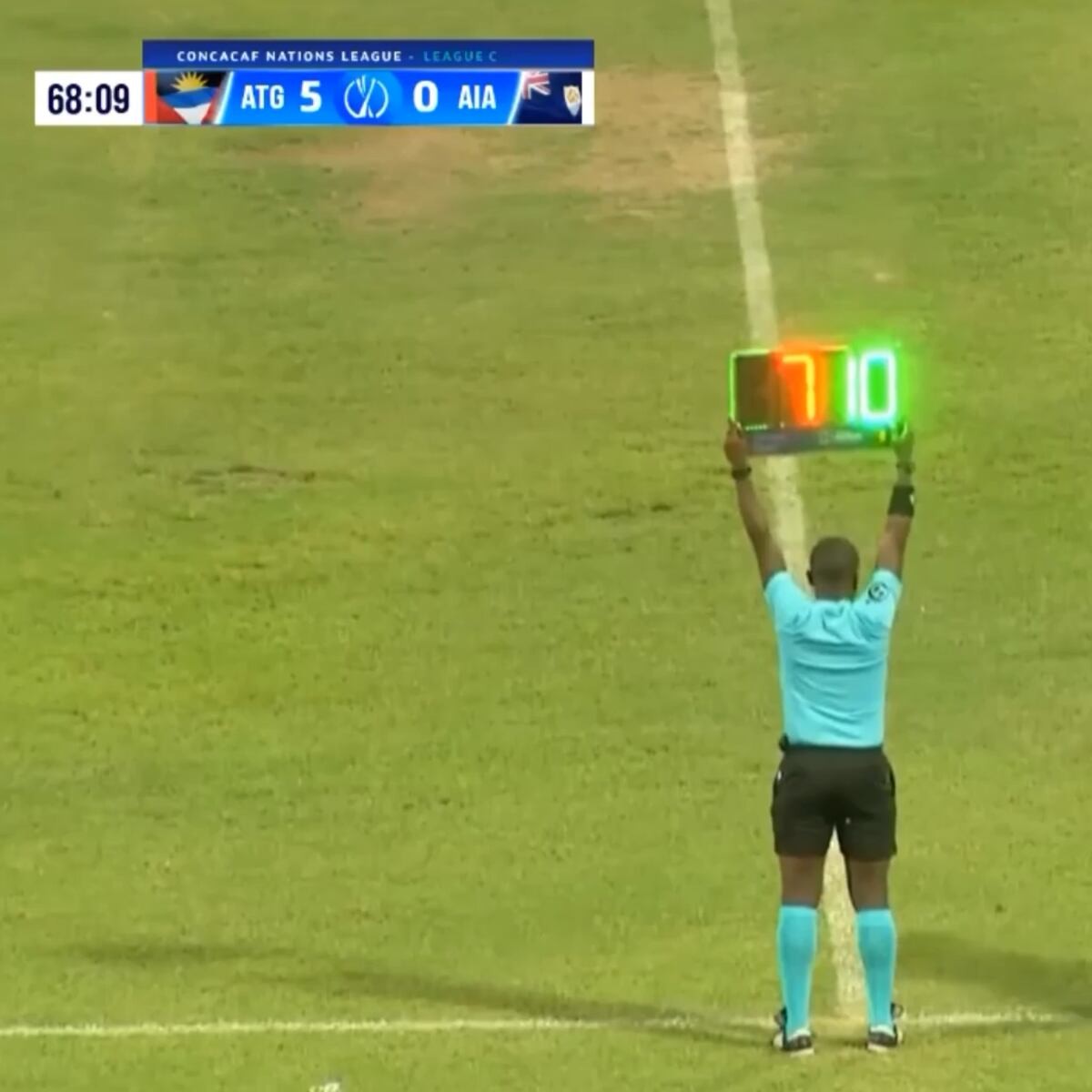 El futbolista con el pelo más largo del mundo provoca dos expulsiones tras saltar al campo: es lo más viral de