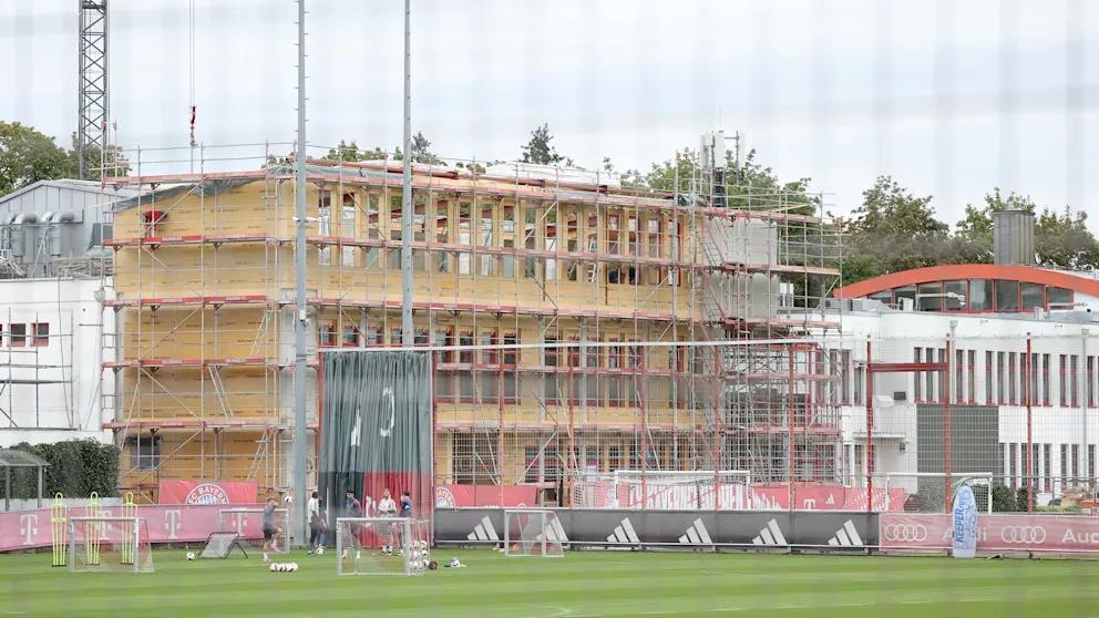 Bild: Bayern-Trainingsgelände wird weiter ausgebaut – Neubau neben dem Trainingsplatz nimmt Gestalt an
