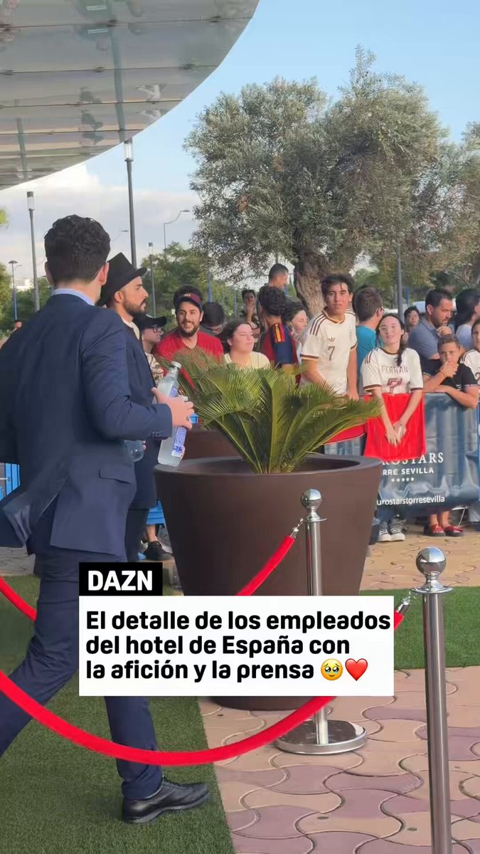 DAZN: 스페인 대표팀 호텔 직원들, 호텔 밖에서 기다리는 팬과 언론진에 생수 제공