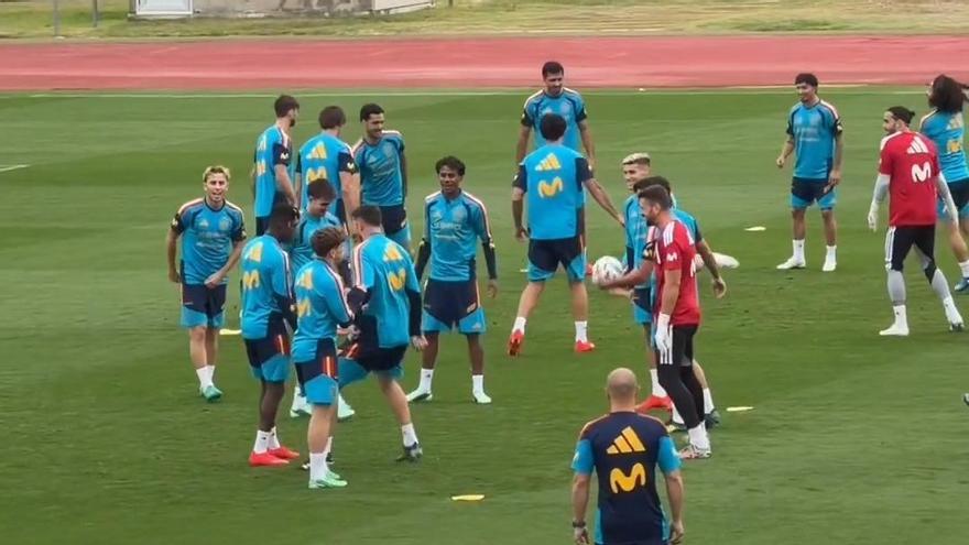 Gute Stimmung im Training: Lamine Yamal neckt Nico Williams, Teamkollegen lachen