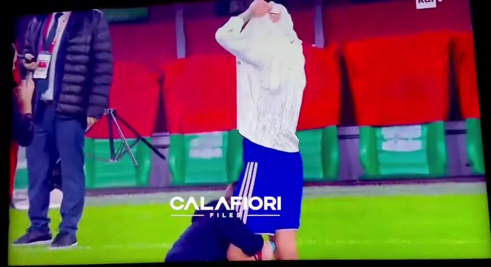 Calafiori regala su camiseta y hace feliz a un joven aficionado