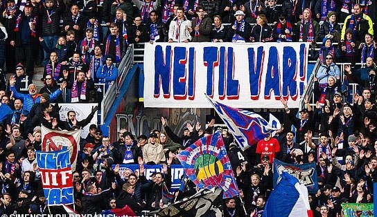 Mail: I tifosi protestano, i club norvegesi spingono per abolire il VAR