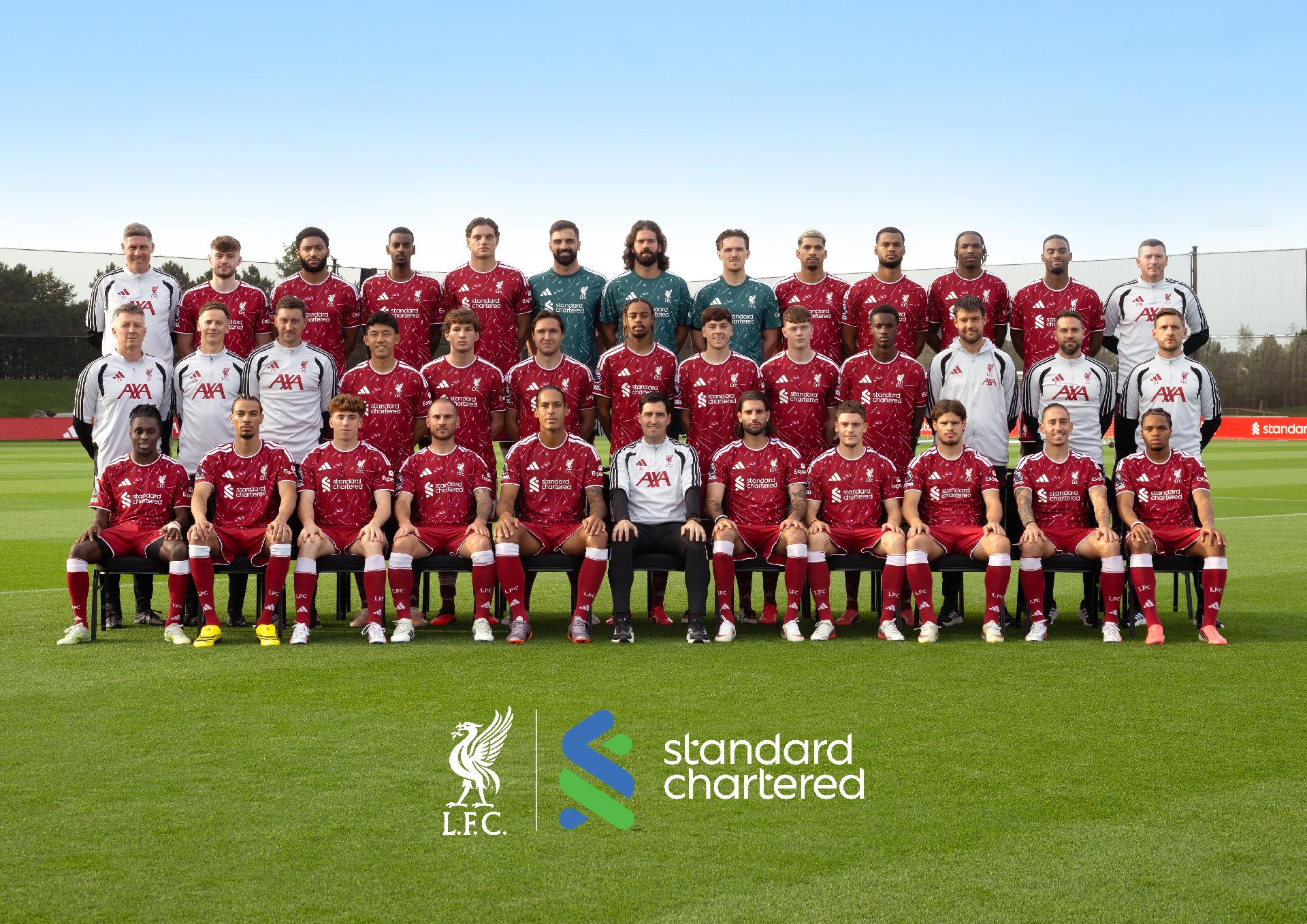Mannschaftsfoto des FC Liverpool für die Saison 2024/25: Slot in der Mitte, Van Dijk und Szoboszlai zu beiden Seiten