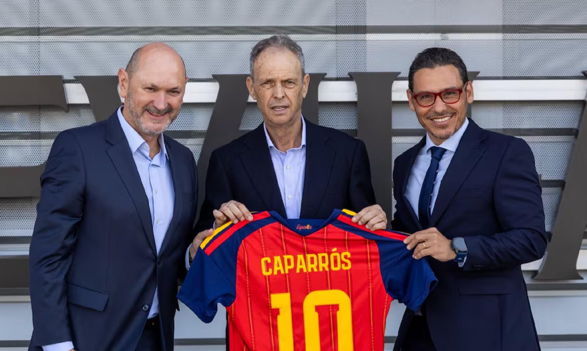 Federasi Sepak Bola Spanyol Menghormati Pelatih Legendaris Caparrós dengan Jersey Timnas Khusus